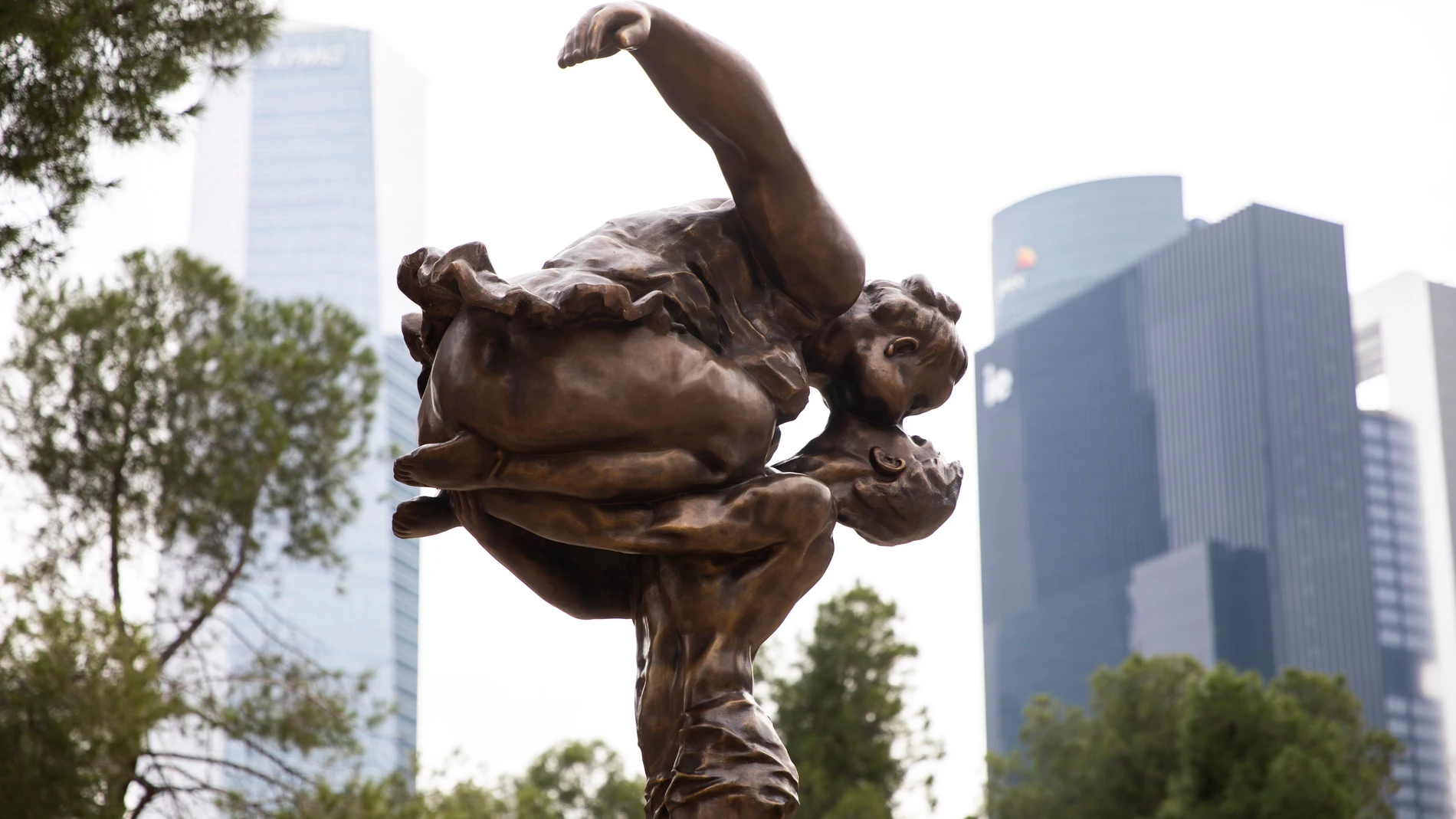 Inauguración de la escultura El Beso. en Parque Norte. © Jesús G. Feria.