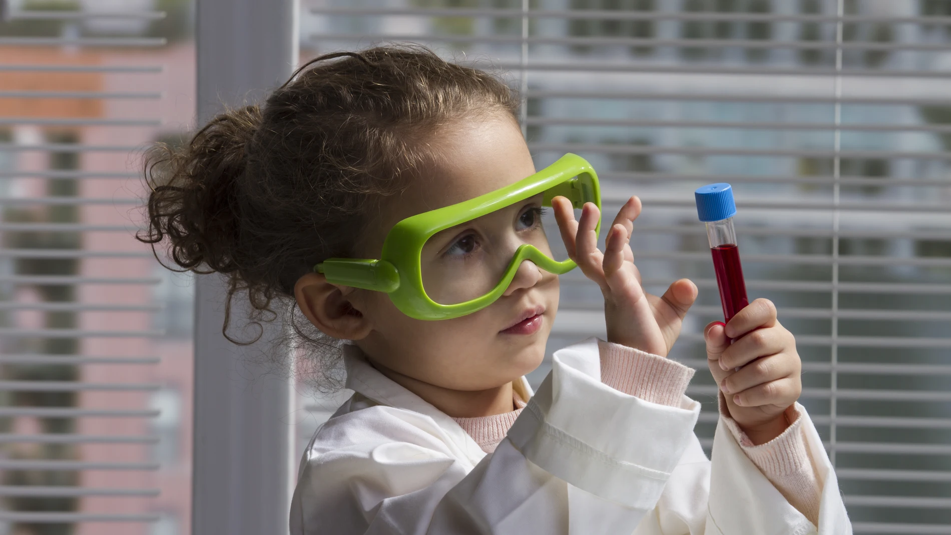 La niña y la mujer en la ciencia