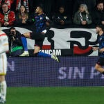 El delantero marroquí del Sevilla Youssef En-Nesyri (c) celebra tras anotar un gol
