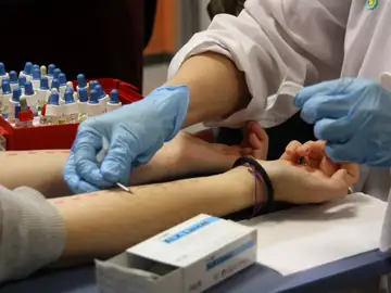 Un sanitario realiza una prueba de alergia a una paciente Un sanitario realiza una prueba de alergia a una paciente