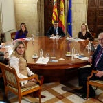 El president de la Generalitat, Carlos Mazón (c), se reúne con representantes de la patronal azulejera, Ascer, para detallar la inversión de 600.000 euros del Consell para una campaña de promoción del azulejo en colaboración con este sector industrial, que pretende captar nuevos clientes e incrementar la demanda de productos