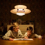 María Paramio posa con su hijo Lucas. María es una madre que lucha por la educación especial de su hijo con discapacidad y actualmente esta buscando fondos para la investigación de enfermedades raras. 