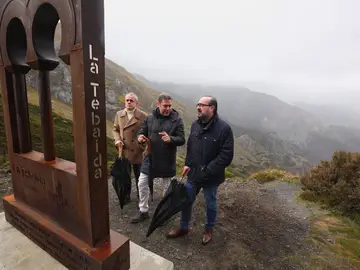 El alcalde de Ponferrada, Marco Morala, y el el concejal de Medio Rural, Turismo y Patrimonio, Iván Alonso, en una visita al mirador de Peñalba de Santiago El alcalde de Ponferrada, Marco Morala, y el el concejal de Medio Rural, Turismo y Patrimonio, Iván Alonso, en una visita al mirador de Peñalba de Santiago