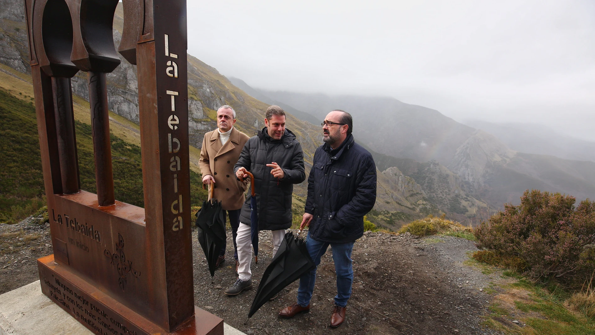 El alcalde de Ponferrada, Marco Morala, y el el concejal de Medio Rural, Turismo y Patrimonio, Iván Alonso, en una visita al mirador de Peñalba de Santiago