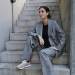 Sassa de Osma con traje gris y zapatillas.