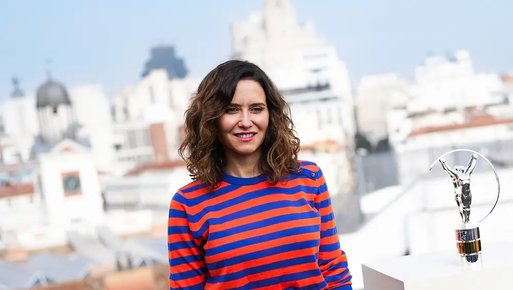 Isabel Díaz Ayuso con jersey de Lola Casademunt.