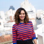 Isabel Díaz Ayuso con jersey de Lola Casademunt.