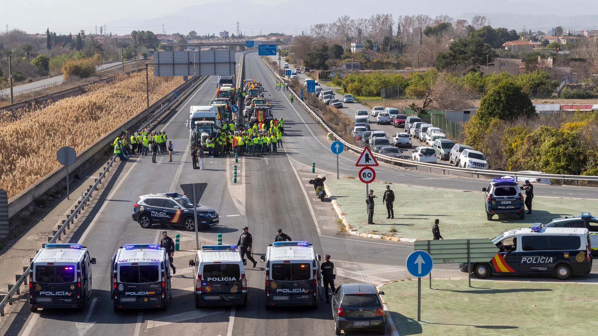 MURCIA, 07/02/2024.- Varias decenas de agricultores que mantenian cortada la autovía MU-30 desde ayer martes en protesta por la situación en la que se encuentra el sector agrario, han negociado con la guardia civil la apertura de un carril de la autovía este miércoles. EFE/Marcial Guillén