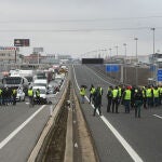 Los agricultores cortan la A-1 a su paso por Burgos