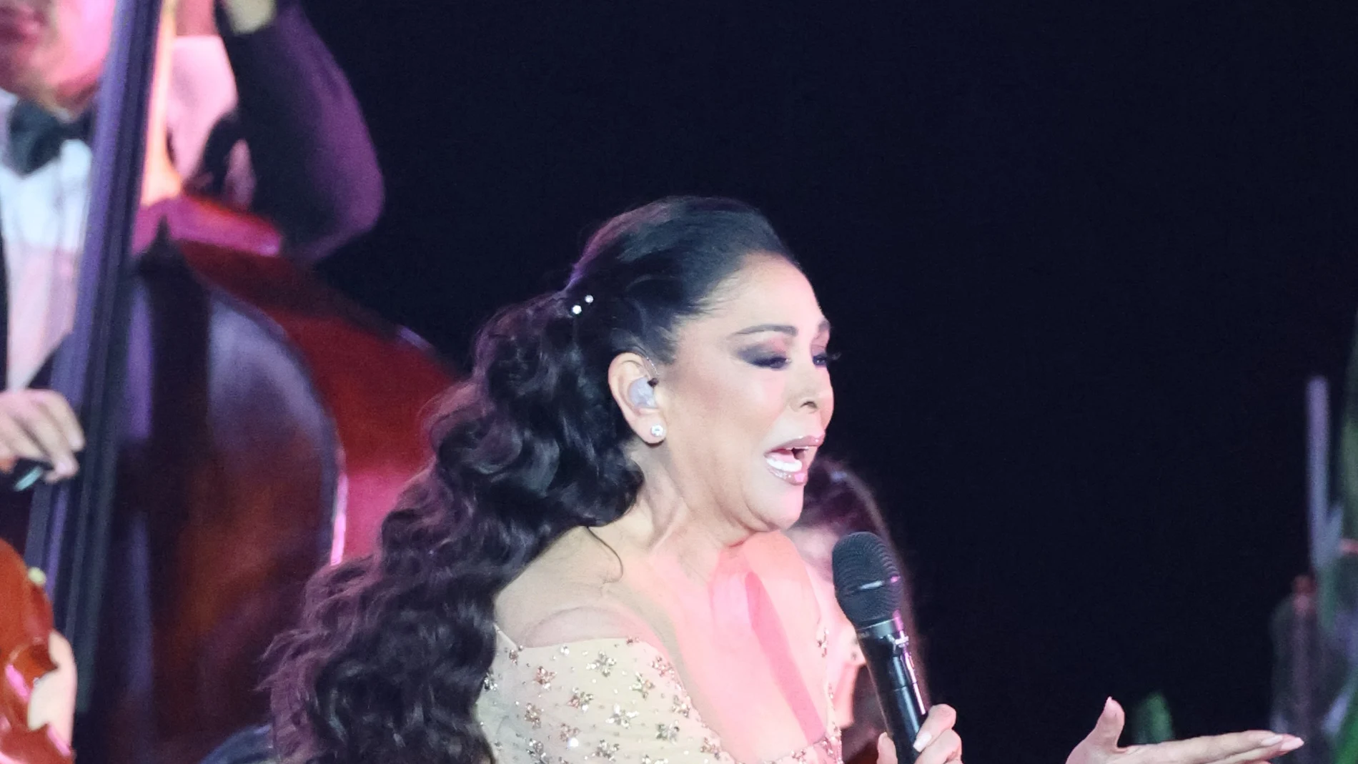 Isabel Pantoja durante su concierto en el Palau Sant Jordi por su 'Gira 50 Años', a 30 de diciembre de 2023 en Barcelona (España)
