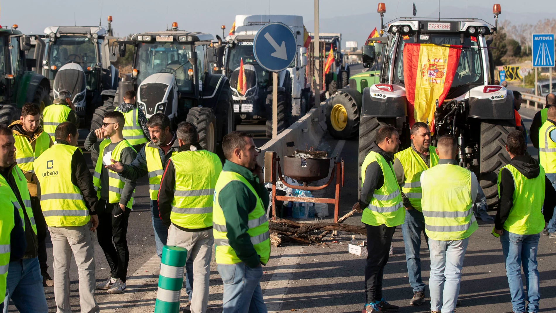 MURCIA, 07/02/2024.- Varias decenas de agricultores mantienen cortada con sus tractores la autovía MU-30 de Murcia este miércoles y desde ayer como protesta por la difícil situación que atraviesa el campo. EFE/Marcial Guillén