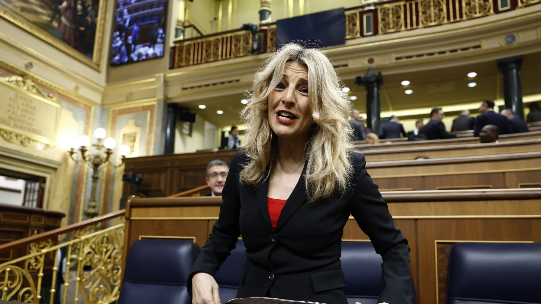 Yolanda Díaz con traje negro en el Congreso.