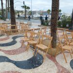 Imagen de las sillas que, de manera gratuita, coloca el Ayuntamiento de Alicante en la Explanada para uso de los ciudadanos y los turistas.