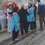 Una mujer se somete a una cirugía estética y trata de escapar del hospital 