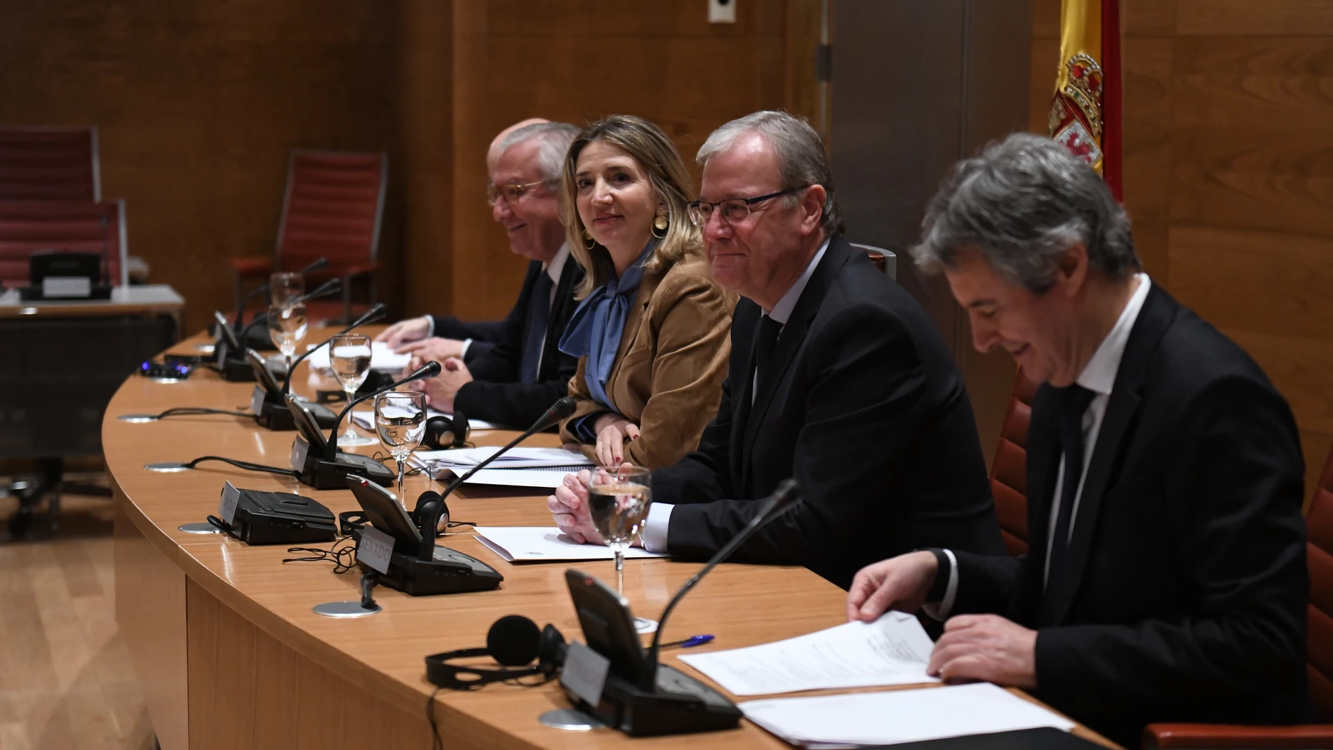 La portavoz del Partido Popular en el Senado, Alicia García Rodríguez (2i), a su llegada a la reunión de la Comisión de Venecia con la Comisión de Justicia, en el Senado, a 8 de febrero de 2023, en Madrid (España). La Comisión de Venecia del Consejo de Europa llega a España para recabar información sobre la Proposición de Ley de Amnistía. La comitiva se reúne hoy en Madrid con el ministro de la Presidencia, Justicia y Relaciones con las Cortes, los grupos del Congreso y el Senado, el presiden...