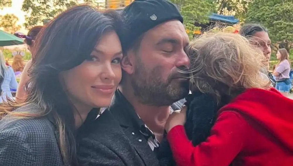 Johnny Galecki junto a Morgani