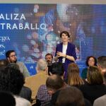 La candidata nacionalista, durante un encuentro con delegados sindicales de industria en Vigo.