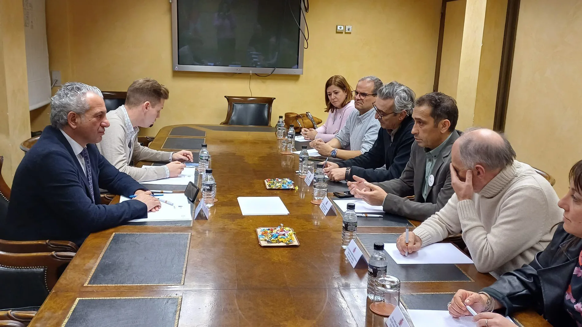 El delegado del Gobierno, Nicanor Sen, se reúne con los sindicatos UGT y CCOO para abordar la situación en la Comunidad y la próxima movilización del sábado