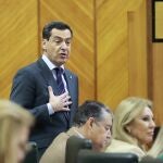 El presidente de la Junta de Andalucía, Juanma Moreno, este jueves en el Pleno del Parlamento.