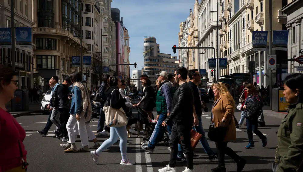 Paso de peatones de Gran Vía con el edificio de Scweppes de fondo.