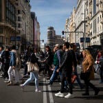 Paso de peatones de Gran Vía con el edificio de Scweppes de fondo.