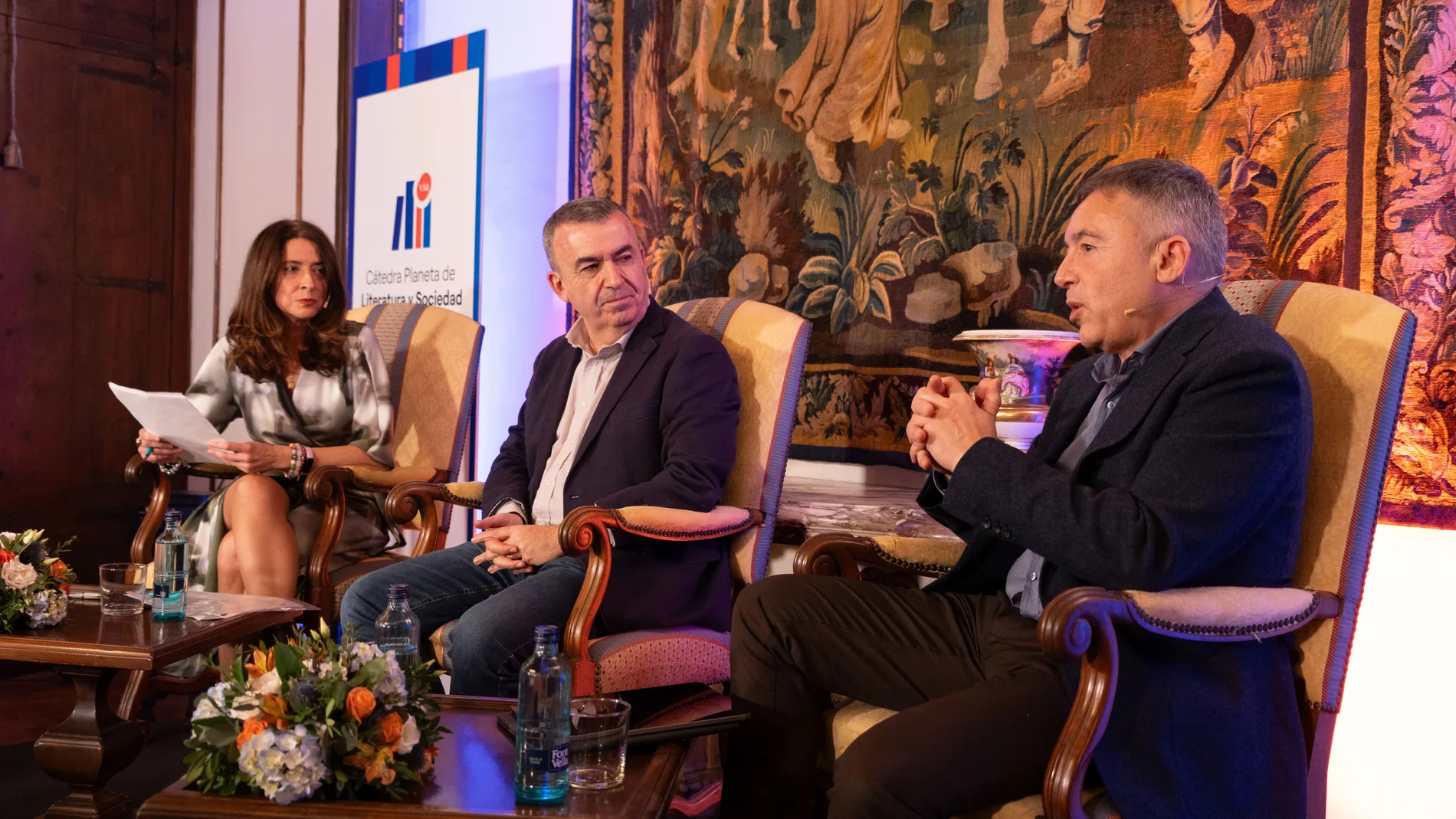 Los escritores Ana Merino y Lorenzo Silva junto al periodista Frances Bracero durante la presentación de la Cátedra