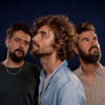 Desde la izquierda, Félix Vigara, Héctor Lacosta y Alberto Vallecillo: guitarra, voz y batería de Tu otra bonita