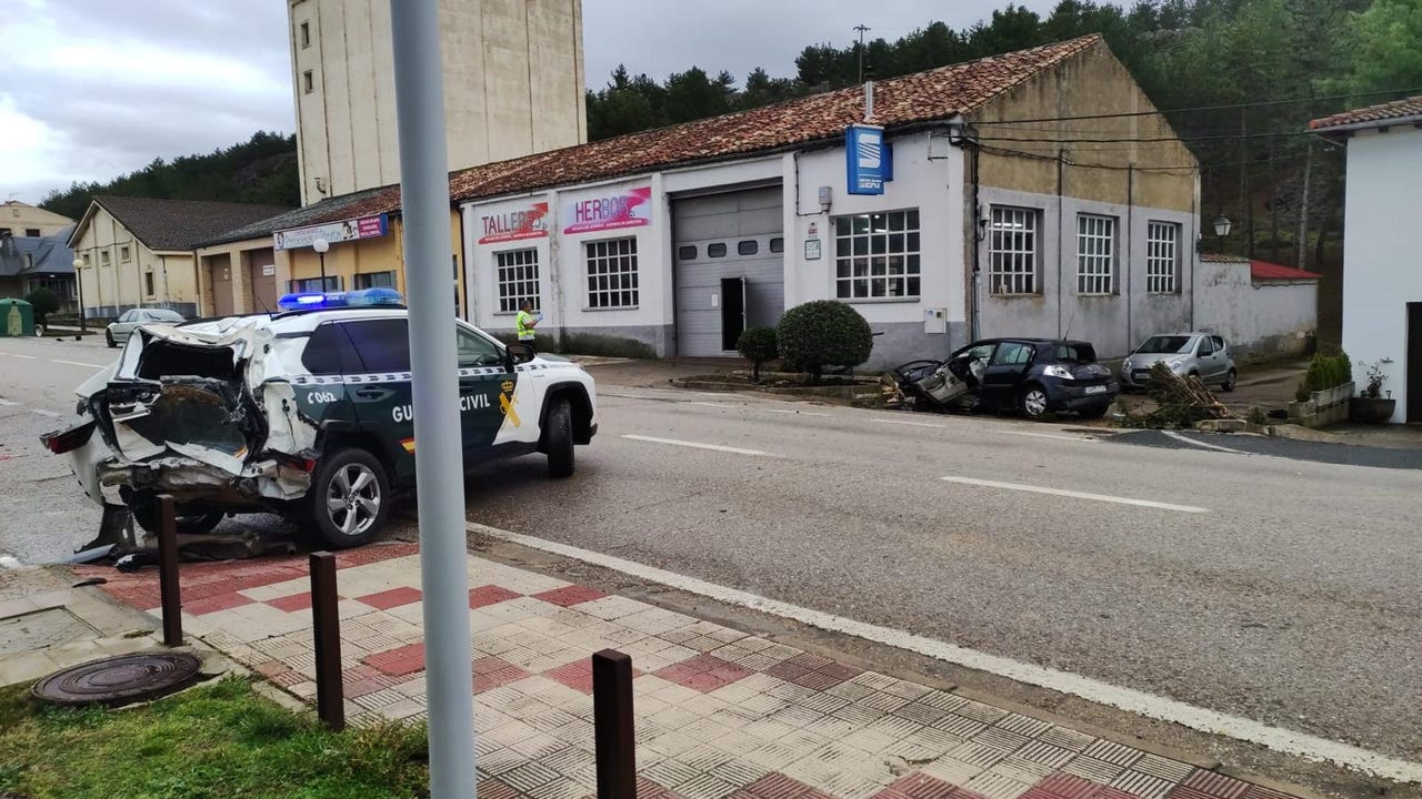 Un camión se lleva por delante tres coches de la Guardia Civil tras una ...
