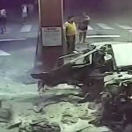 Un coche explota mientras cargaba gasolina y esparce una lluvia de cocaína que estaba oculta en su interior