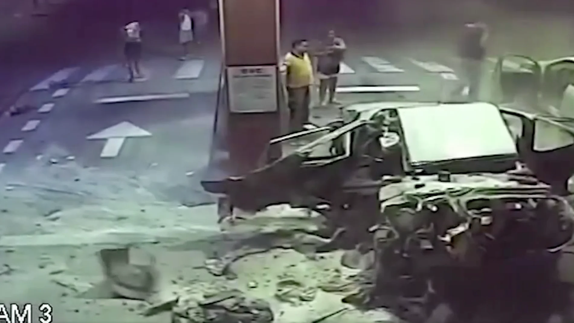 Un coche explota mientras cargaba gasolina y esparce una lluvia de cocaína que estaba oculta en su interior