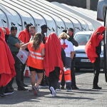 Rescatan a unos 200 inmigrantes, entre ellos un bebé, en otras tres barcas rumbo a Canarias