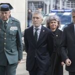 El Ministro del Interior, Fernando Grande-Marlaska (c) a su llegada a la comandancia de la Guardia Civil en Cádiz donde ha sido instalada la capilla ardiente por los dos agentes que murieron este viernes tras ser embestidos por una narcolancha en Barbate (Cádiz). 