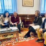Armisén se reúne con la alcaldesa de Magaz de Pisuerga, Patricia Pérez, y el segundo teniente al-calde, Jesús González,