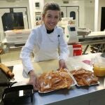 La pastelera muestra con orgullo las orejuelas que elabora