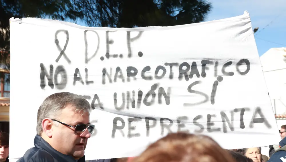 Vecinos de Barbate mostraron su indignación por la muerte de dos guardias civiles, arrollados por una narcolancha