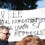 Vecinos de Barbate mostraron su indignación por la muerte de dos guardias civiles, arrollados por una narcolancha