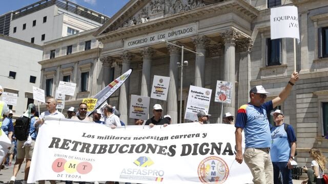 Una de las últimas manifestaciones de militares ante el Congreso de los Diputados