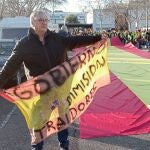 Un agricultor desplega una bandera de España junto a la Feria de Valladolid