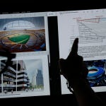 Una persona contempla parte del Proyecto básico reformado de obras y actividades del nuevo estadio del Valencia CF que el club ha mandado al consistorio