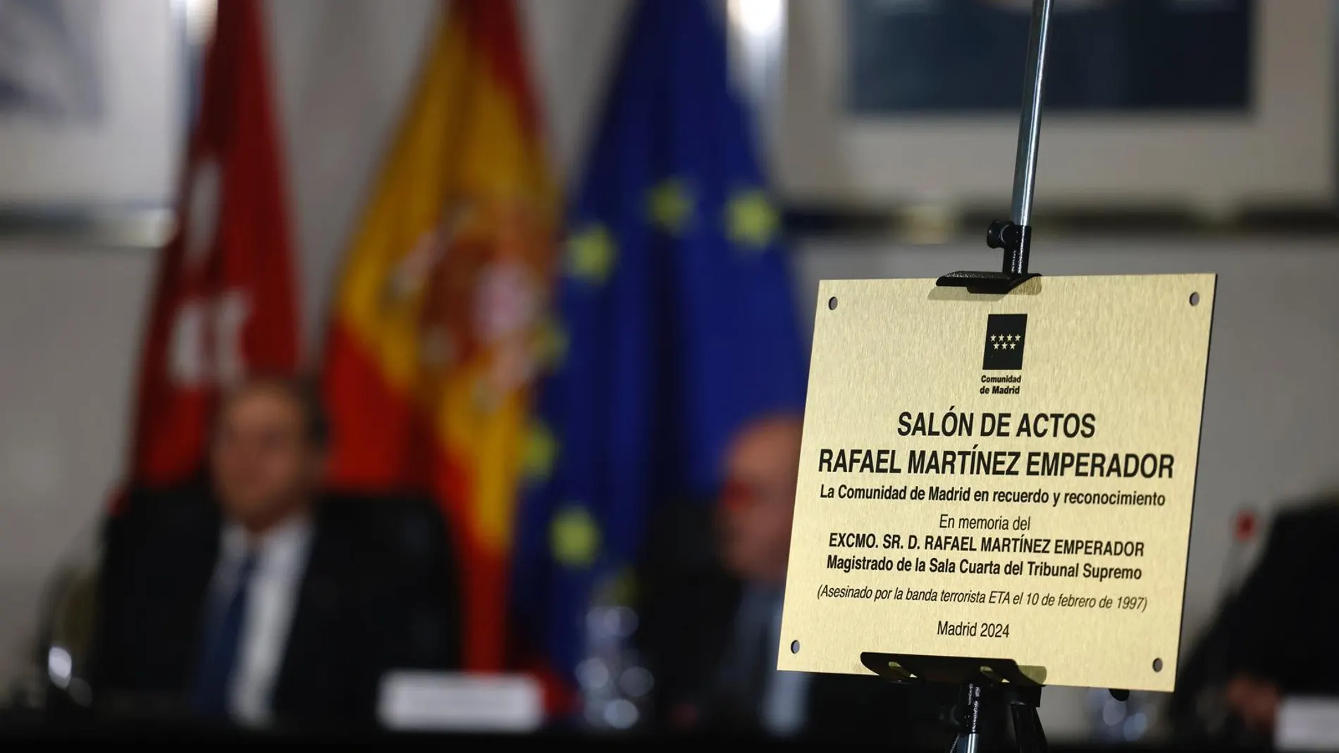 Placa en recuerdo de Rafael Martínez Emperador