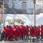 La Salvamar Ízar, de Salvamento Marítimo, ha socorrido a 45 inmigrantes de origen subsahariano que pidieron ayuda cuando se encontraban a bordo de una lancha neumática a 24 kilómetros de la isla, entre ellos ocho mujeres y un menor. Todos ellos han desembarcado en el muelle de Puerto del Rosario (Fuerteventura). 