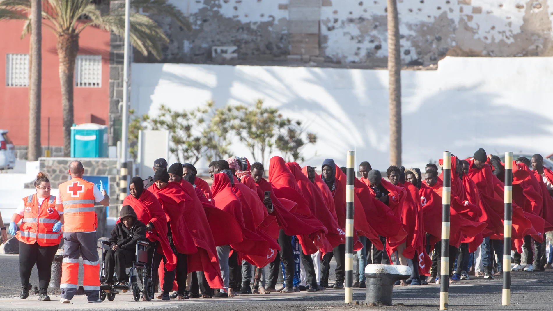 La Salvamar Ízar, de Salvamento Marítimo, ha socorrido a 45 inmigrantes de origen subsahariano que pidieron ayuda cuando se encontraban a bordo de una lancha neumática a 24 kilómetros de la isla, entre ellos ocho mujeres y un menor. Todos ellos han desembarcado en el muelle de Puerto del Rosario (Fuerteventura).