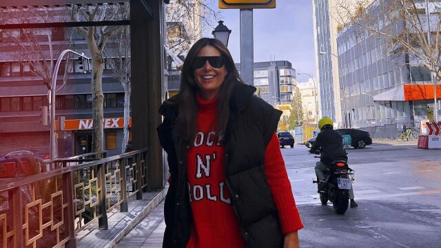 Nuria Roca con jersey rojo