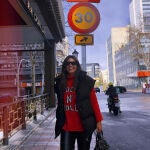 Nuria Roca con jersey rojo