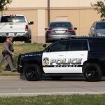 EEUU.- Policías fuera de servicio abaten a una atacante que disparó dentro de una megaiglesia en Houston