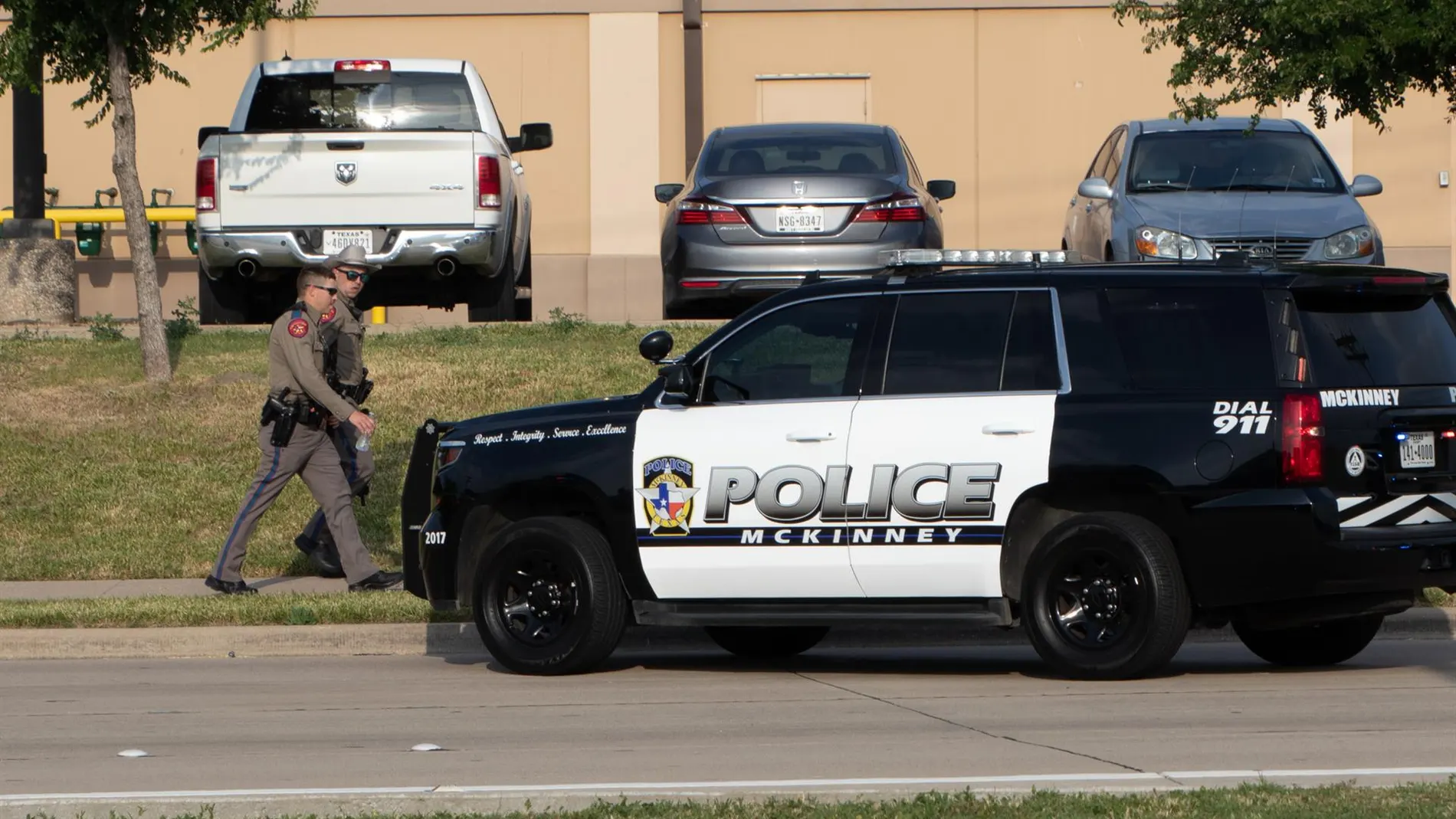 EEUU.- Policías fuera de servicio abaten a una atacante que disparó dentro de una megaiglesia en Houston