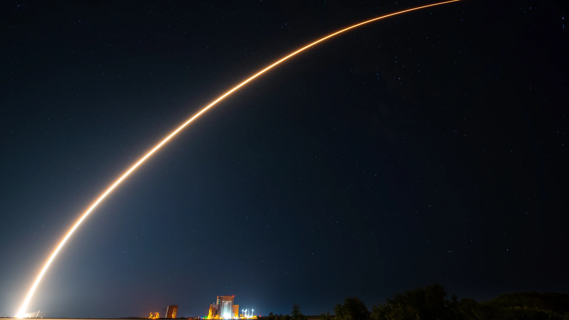 January 28, 2024, Cape Canaveral, Fl, United States of America: A SpaceX Falcon 9 rocket carrying Starlink 6-38 communication satellites streaks across the night sky after blasting off from Launch Complex 39A at the Kennedy Space Center, January 28, 2024 in Cape Canaveral, Florida. The rocket successfully carried the OVZON-3 communication satellite into geostationary orbit. 28/01/2024
