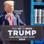 EEUU.- Trump dice que Zelenski es "el mayor vendedor de la historia" mientras pide el final de la guerra en Ucrania