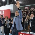 El ministro de Agricultura, Pesca y Alimentación, Luis Planas (i), el secretario general del PSOE y presidente del Gobierno, Pedro Sánchez (2d), y el candidato del PSdeG para la Presidencia de la Xunta, José Ramón Gómez Besteiro (d), durante un mitin de campaña, a 10 de febrero de 2024, en Vigo, Pontevedra, Galicia (España). 