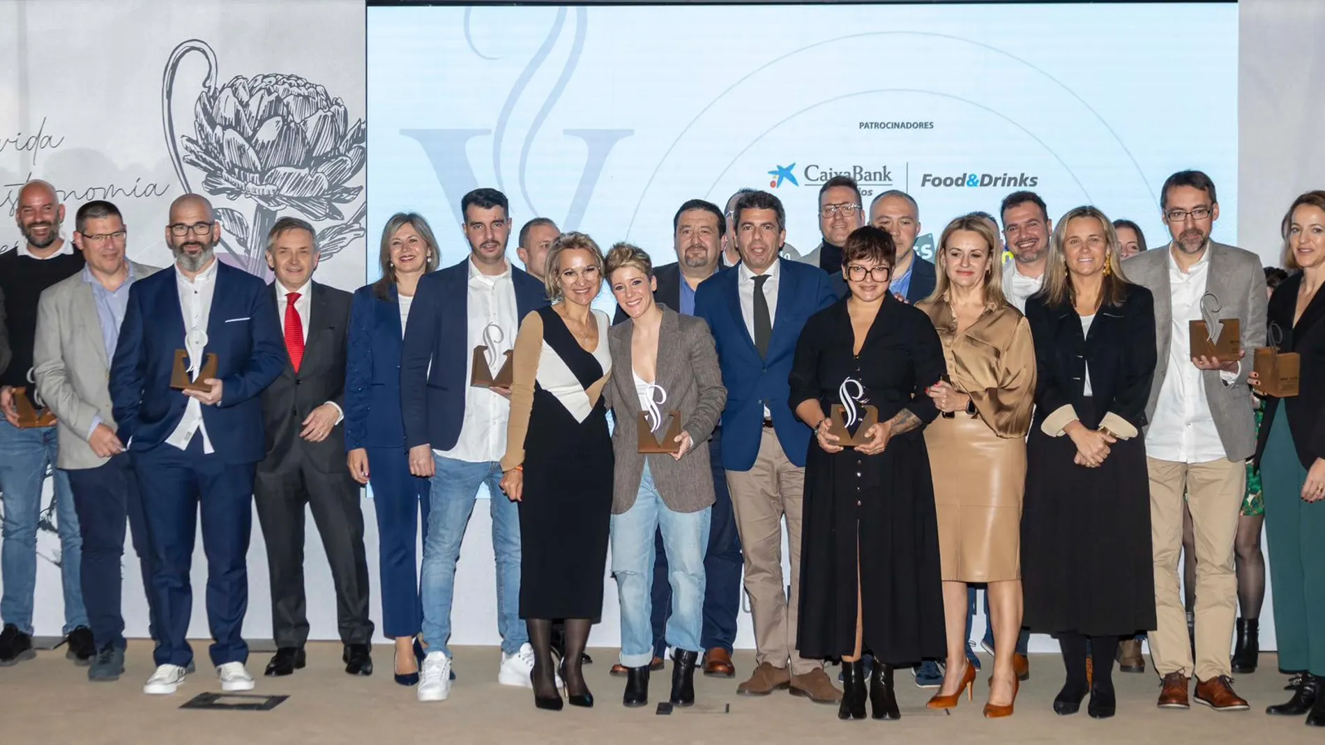 El presidente de la Generalitat valenciana, Carlos Mazón, junto a los premiados